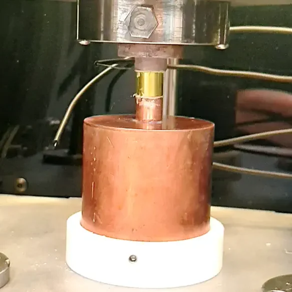 Heat flows through the sample while measuring the thermal conductivity coefficient