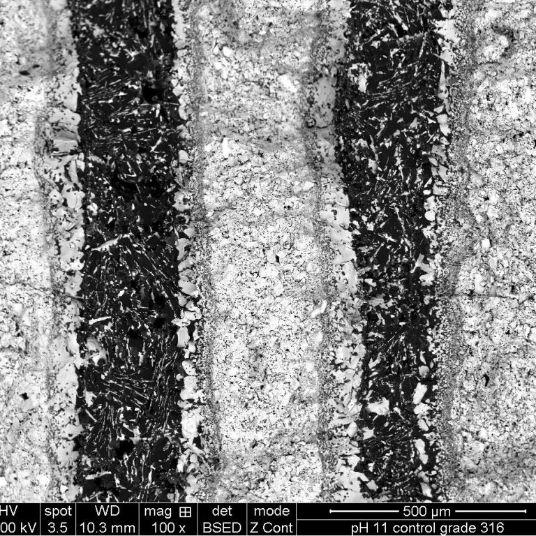 Hetero-modulus ceramic composite, armour materials